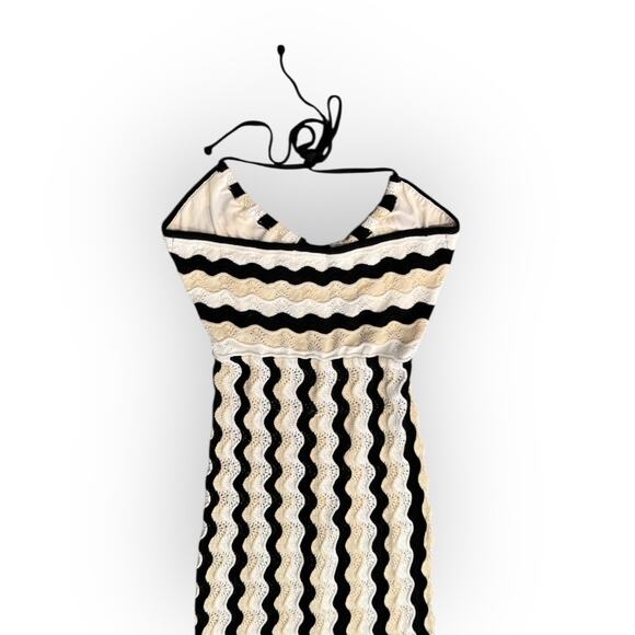 Elegant Black and White Swim Coverup - Picture 6 of 9